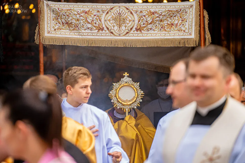 Boże Ciało w Nowym Sączu - uczestnicy procesji bez maseczek i bez zachowania dystansu