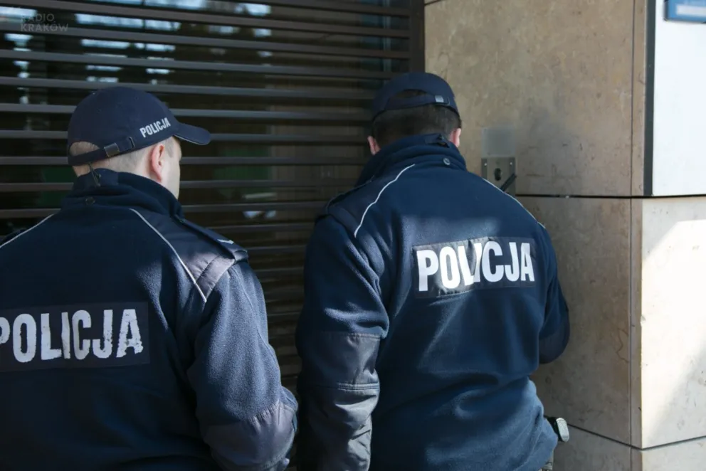 Nie otworzyli drzwi policji, ale to nie znaczy, że złamali kwarantannę?