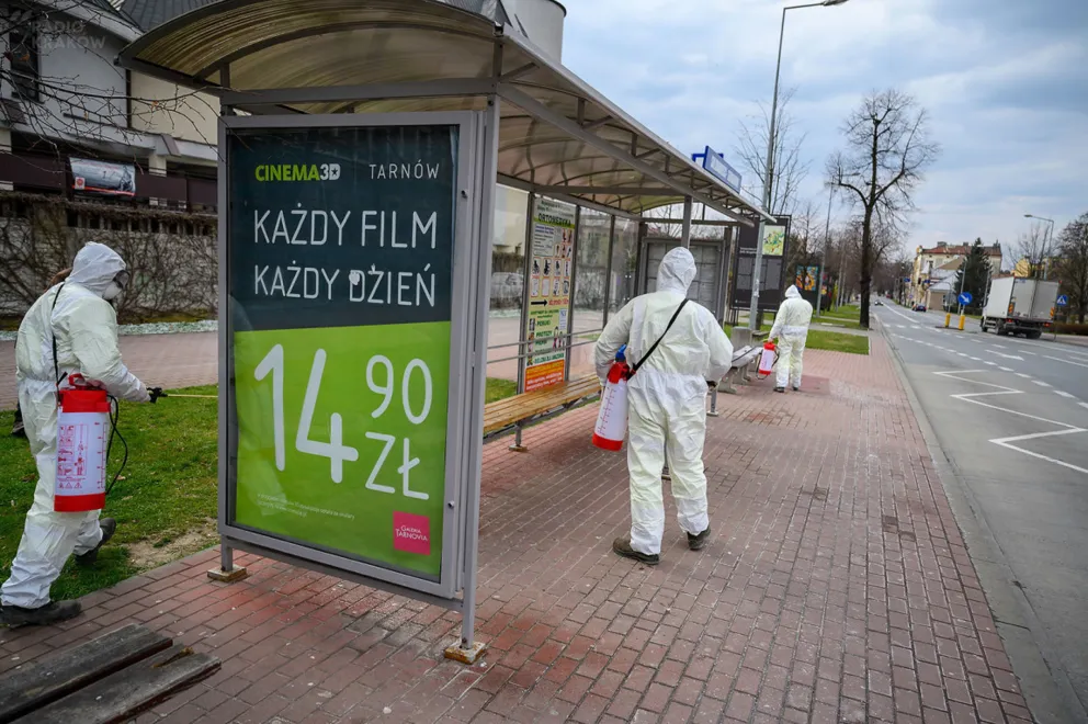 Rząd wprowadza nowe zasady bezpieczeństwa, m.in. całkowity zakaz zgromadzeń