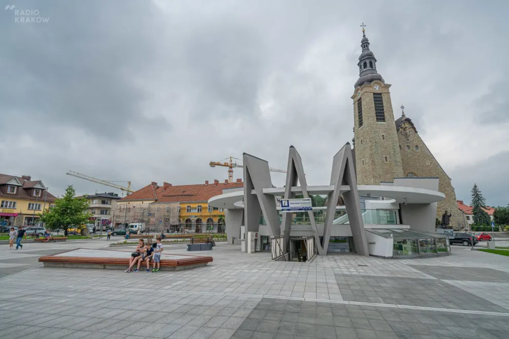 Limanowa: Sanepid poszukuje osób, które przyjmowały komunię św. i pasażerów busa