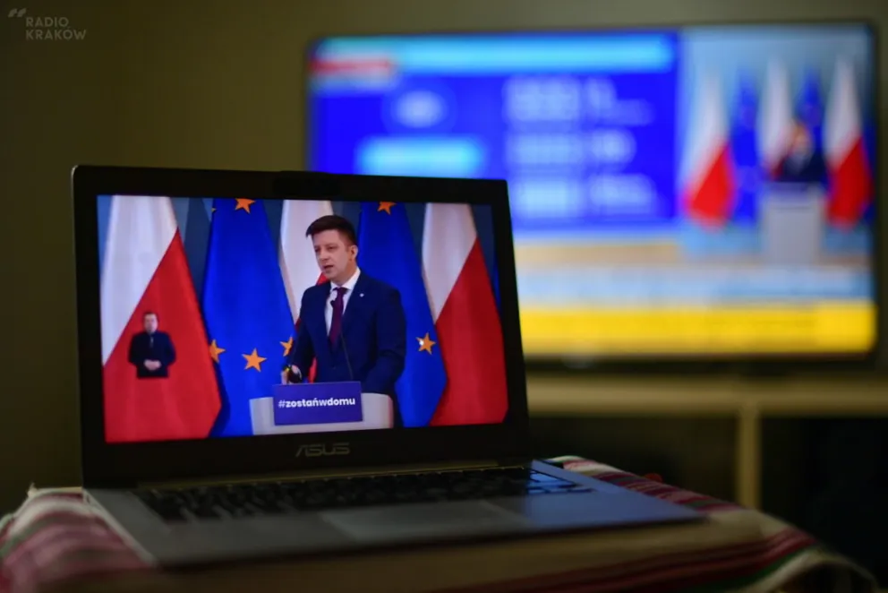 Dworczyk: w ostatnich dniach zakupiono 30 mln maseczek medycznych, 17,5 mln rękawic jednorazowych