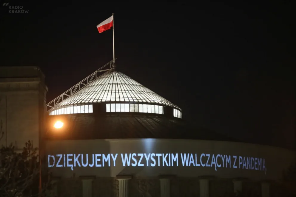 Premier: przedłużamy obowiązujące obostrzenia; działają dobrze. 9.04.2020. RELACJA