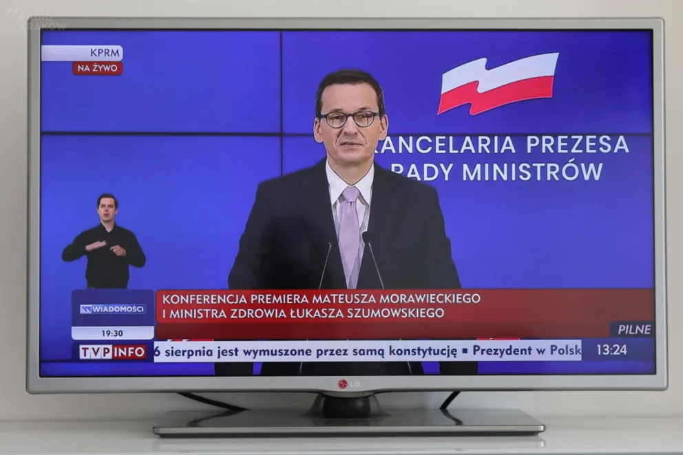 Premier: przedłużamy obowiązujące obostrzenia; działają dobrze