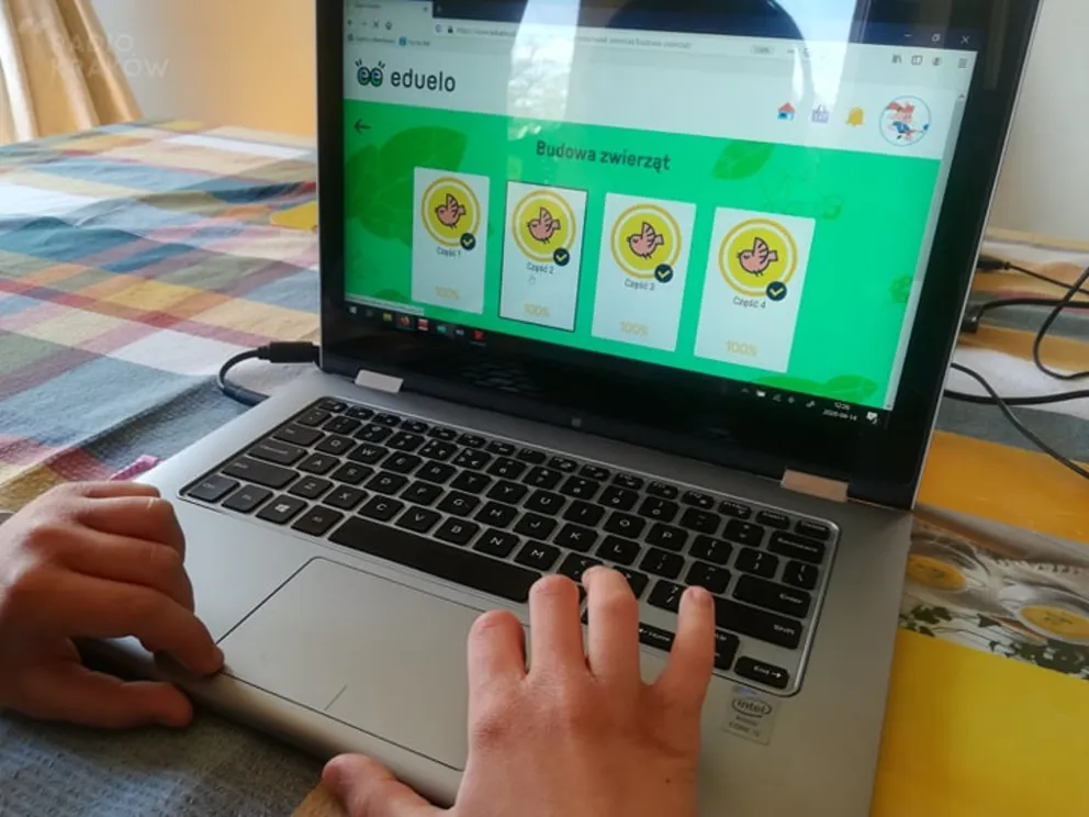 Badanie: 1/3 rodziców nie może zapewnić każdemu dziecku sprzętu do nauki online