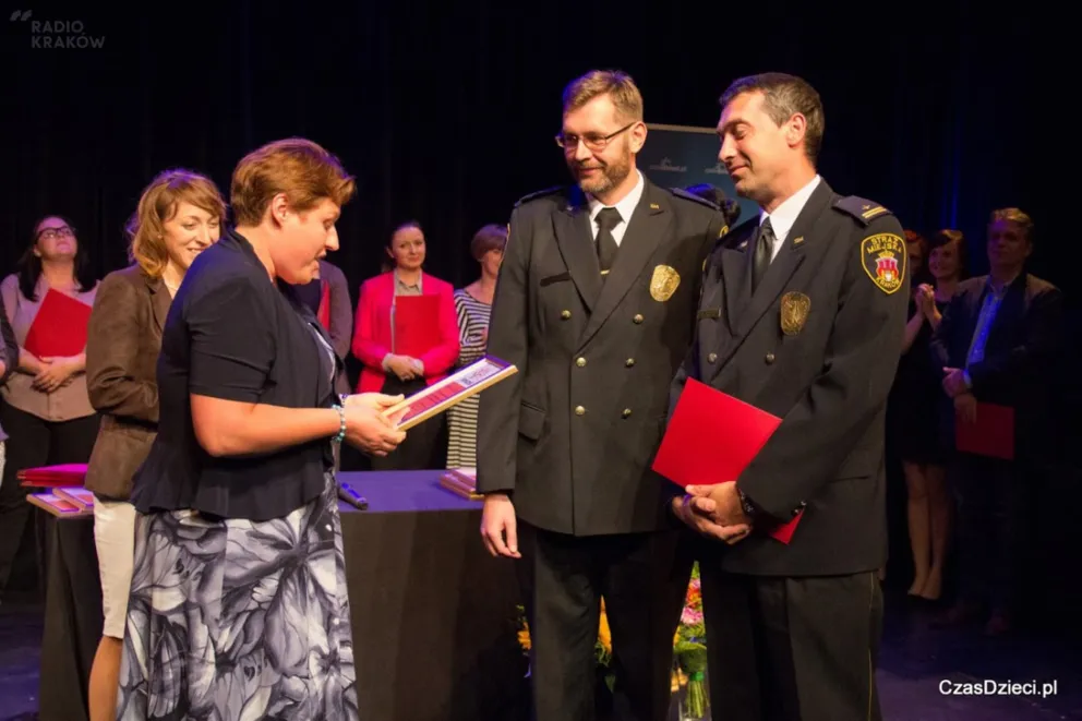 Strażnicy miejscy bawią się w teatr