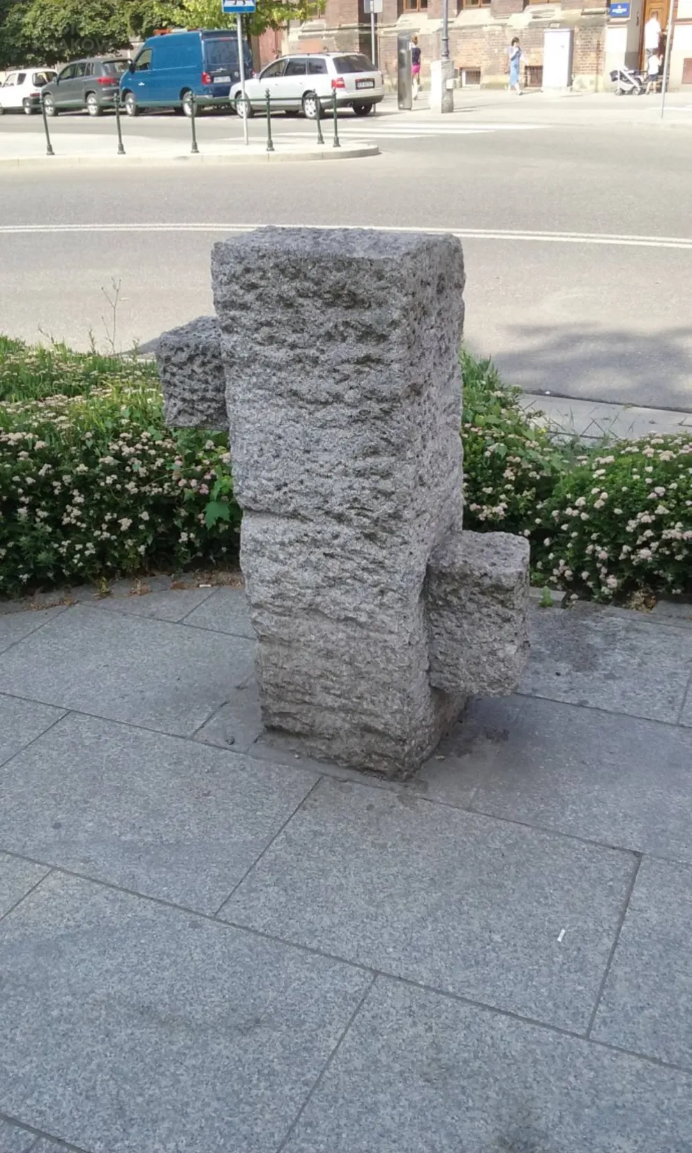 W sprawie betonowych słupków na pl. Matejki