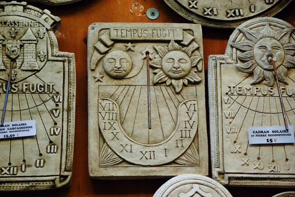 Czy zegar słoneczny dobrze chodzi?