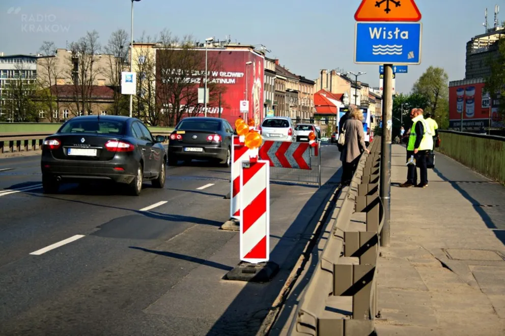 Złomiarz sparaliżował ruch na moście Dębnickim - fot. Karol Surówka