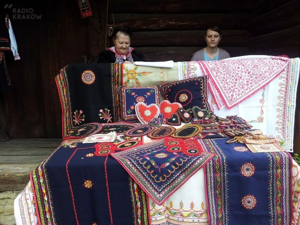 Haftu lachowskiego, malowania na szkle i pieczenia kukiełki mogą nauczyć się dziś ci, którzy pierwszy dzień maja postanowili spędzić w Sądeckim Parku Etnograficznym.