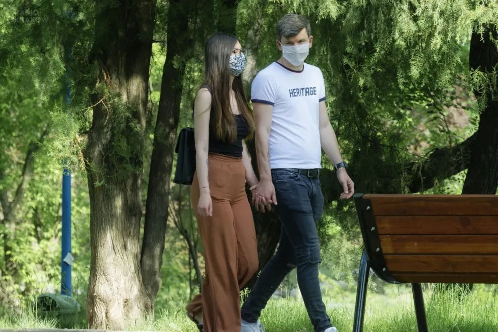 Ministerstwo Zdrowia: sukcesywne znoszenie obostrzeń nie zwalnia z noszenia maseczki