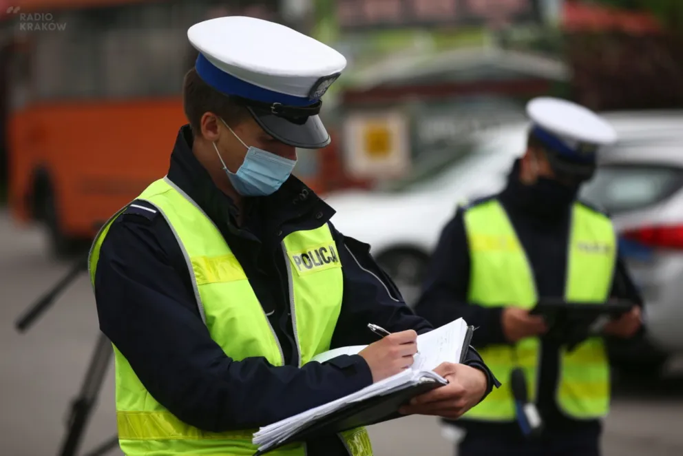 Policja nałożyła już ponad 13 tys. mandatów za chodzenie bez maseczki