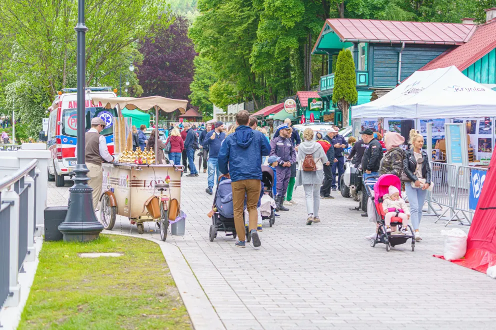 Krynica-Zdrój. Centrum uzdrowiska pełne turystów