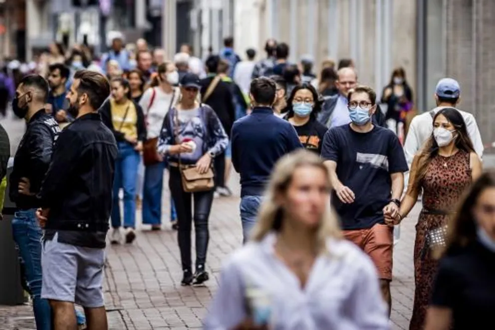 Epidemiolog: Wariantem Delta można zakazić się w ciągu kilku sekund przelotnego kontaktu