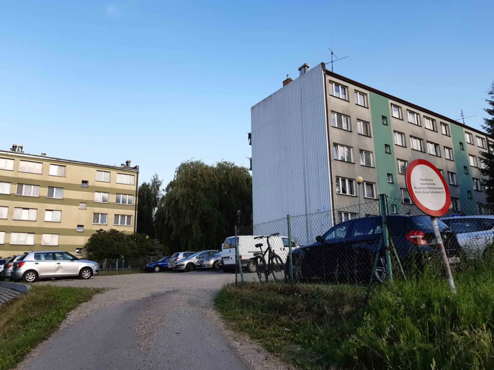 Tarnów: urzędnicy sprzedali działkę, która była jedynym dojazdem i parkingiem przy bloku