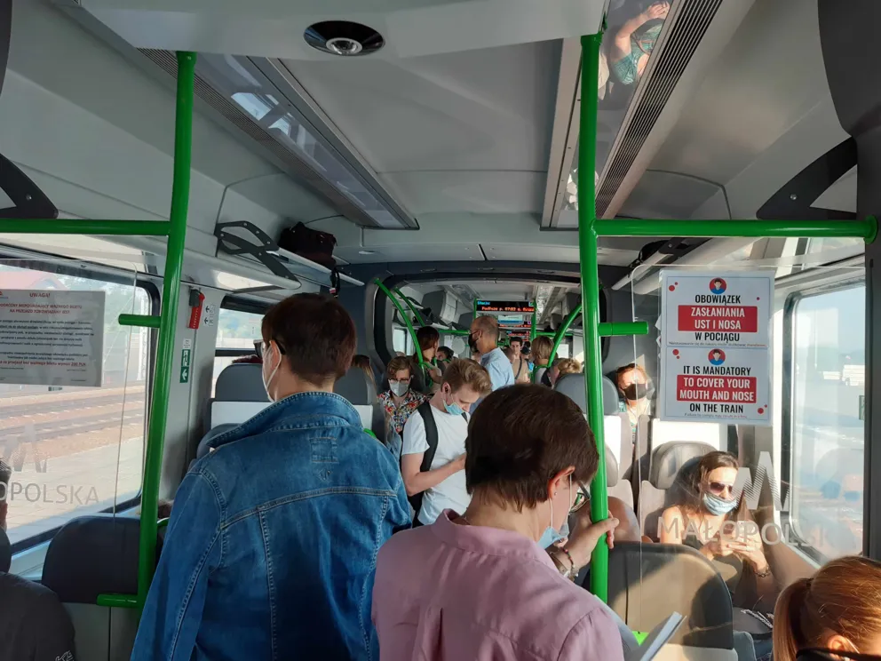 Pasażerowie pociągów w narzekają na przepełnienie niektórych składów