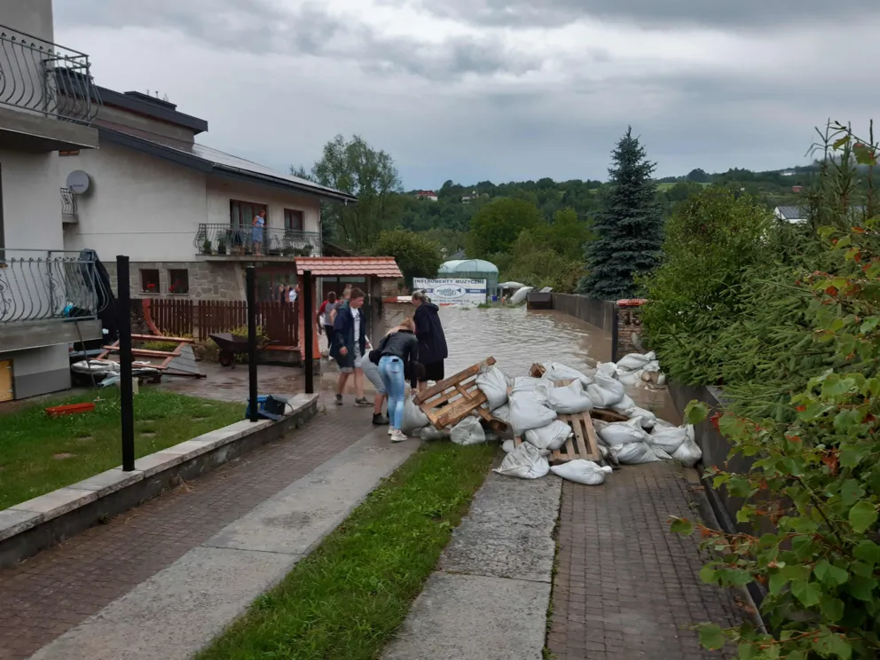 Po ulewach na Sądecczyźnie zalane domy i zniszczone drogi i mosty