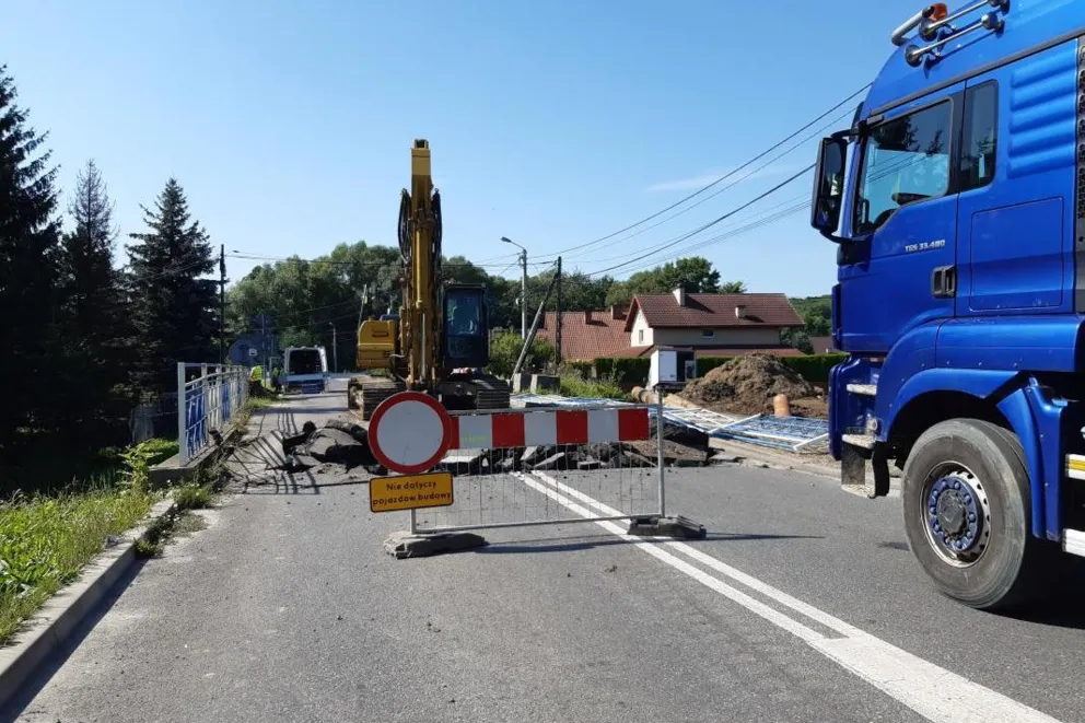 Zamknięty most na Wątoku między Skrzyszowem i Łękawką pod Tarnowem