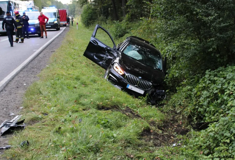 Gmina Chełmek. Kierowca BMW zderzył się z dwoma tirami. W organizmie miał mieszkankę narkotyków