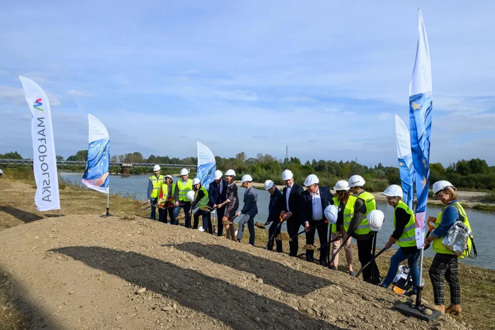 Łącznik A4 z tarnowskimi Mościcami - symboliczna łopata już wbita