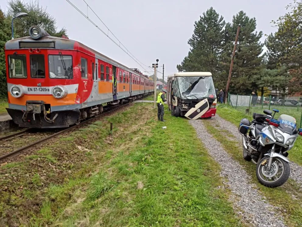Bulowice: miejski autobus wjechał pod pociąg. 4 osoby ranne