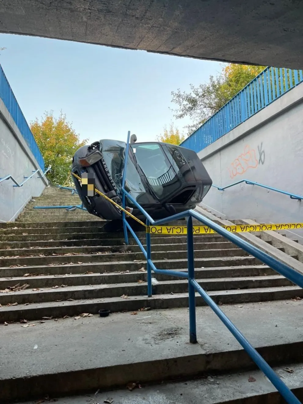 Zjechała autem do przejścia podziemnego i "zatrzymała się" na barierkach   