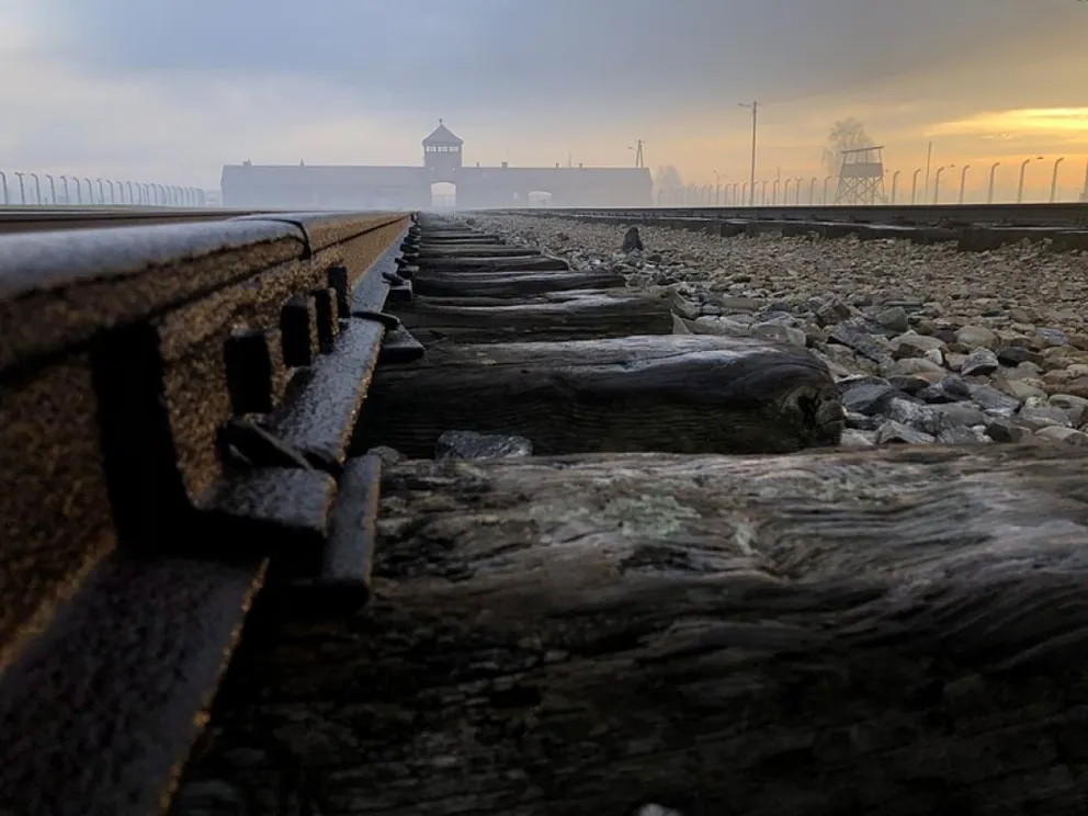 Muzeum Auschwitz: antysemickie napisy na barakach w b. KL Birkenau