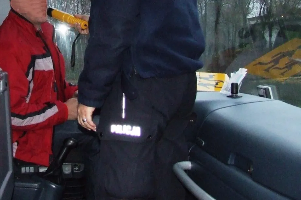 Policjanci zatrzymali nietrzeźwego kierowcę autobusu, prokurator postawił dwa zarzuty