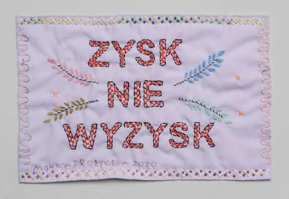 Zaangażowany haft Moniki Drożyńskiej