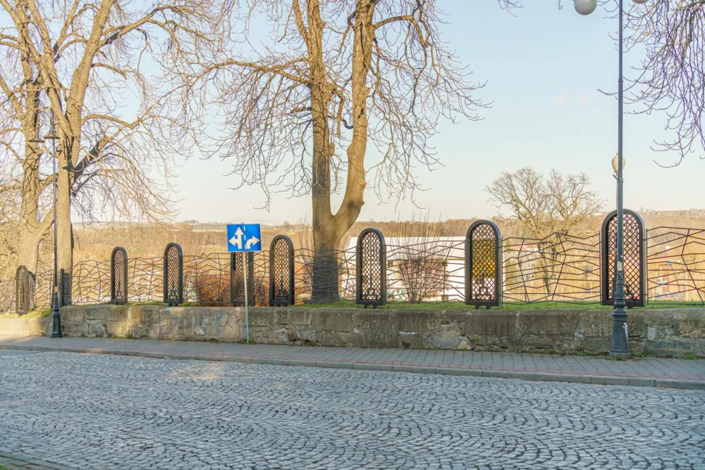Nowy Sącz. Ogrodzenie dawnego cmentarza żydowskiego już gotowe