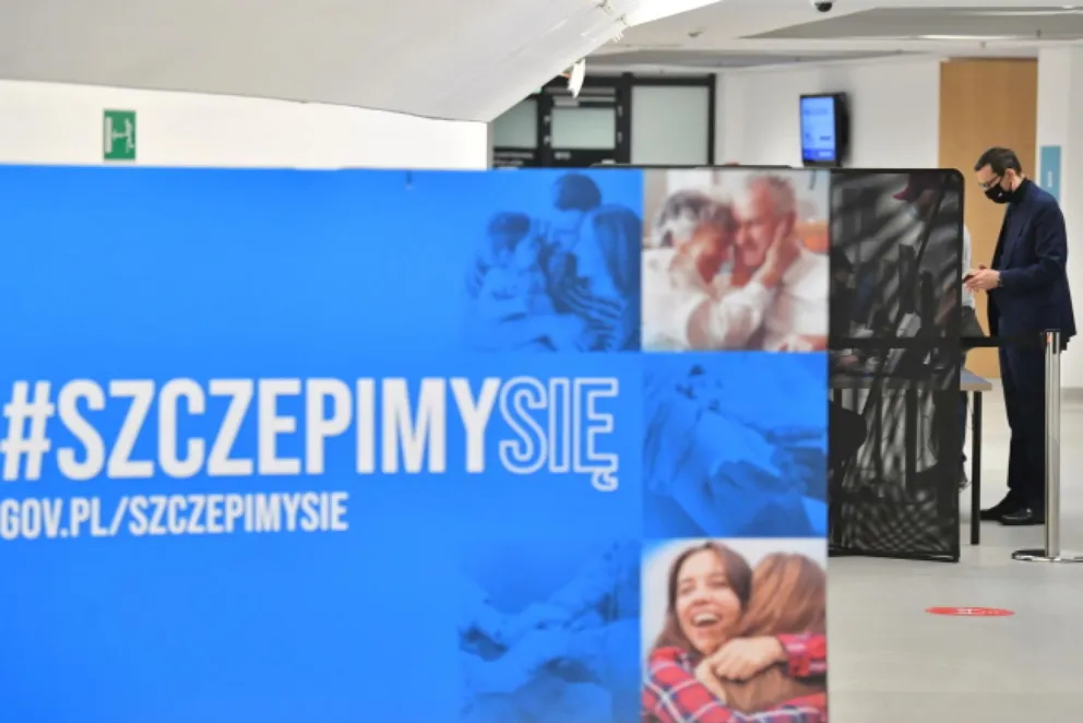 Sondaż: więcej zwolenników niż przeciwników obowiązkowych szczepień przeciw COVID-19