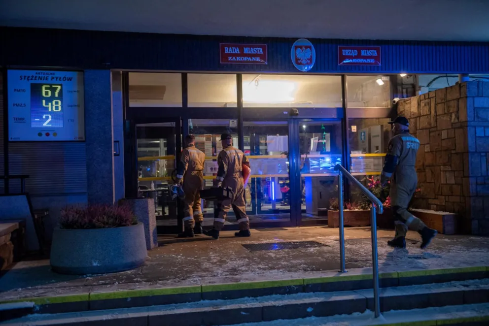 Policja szuka osoby, która przyniosła podejrzaną przesyłkę do urzędu miasta w Zakopanem 