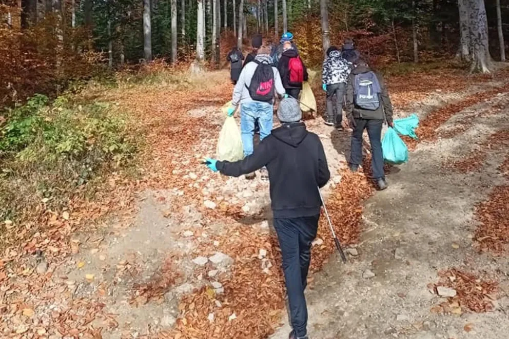Sprzątanie szlaków powiatu limanowskiego: zebrano prawie 300 worków śmieci