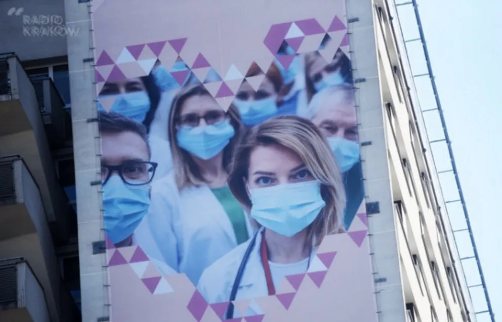 MZ: 595 nowych zakażeń koronawirusem, osiem osób zmarło