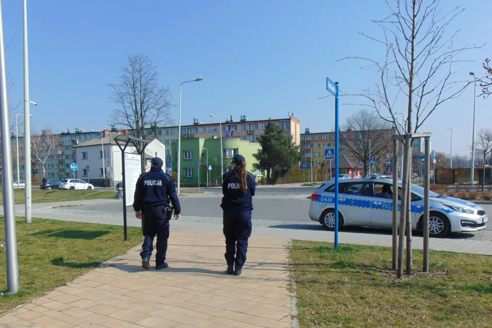 Poszukiwany wpadł przez brak maseczki. Miał przy sobie... ukradzione chwilę wcześniej parówki