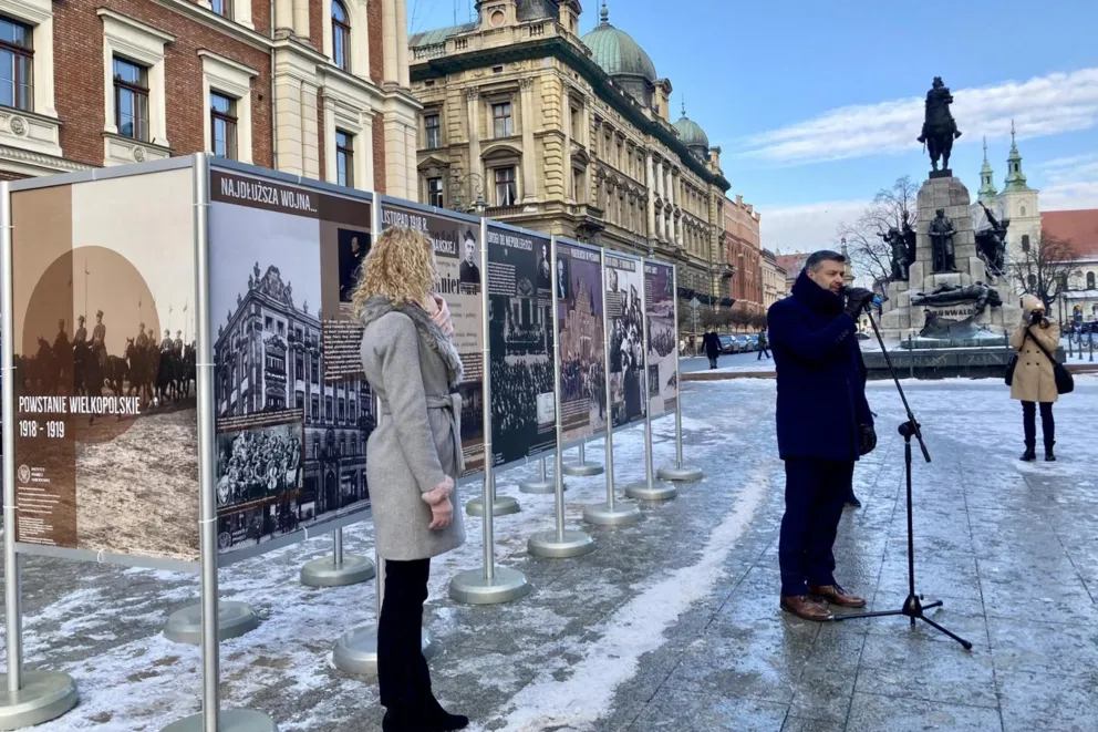 Na placu Matejki w Krakowie można oglądać plenerową wystawę "Powstanie Wielkopolskie 1918-1919"