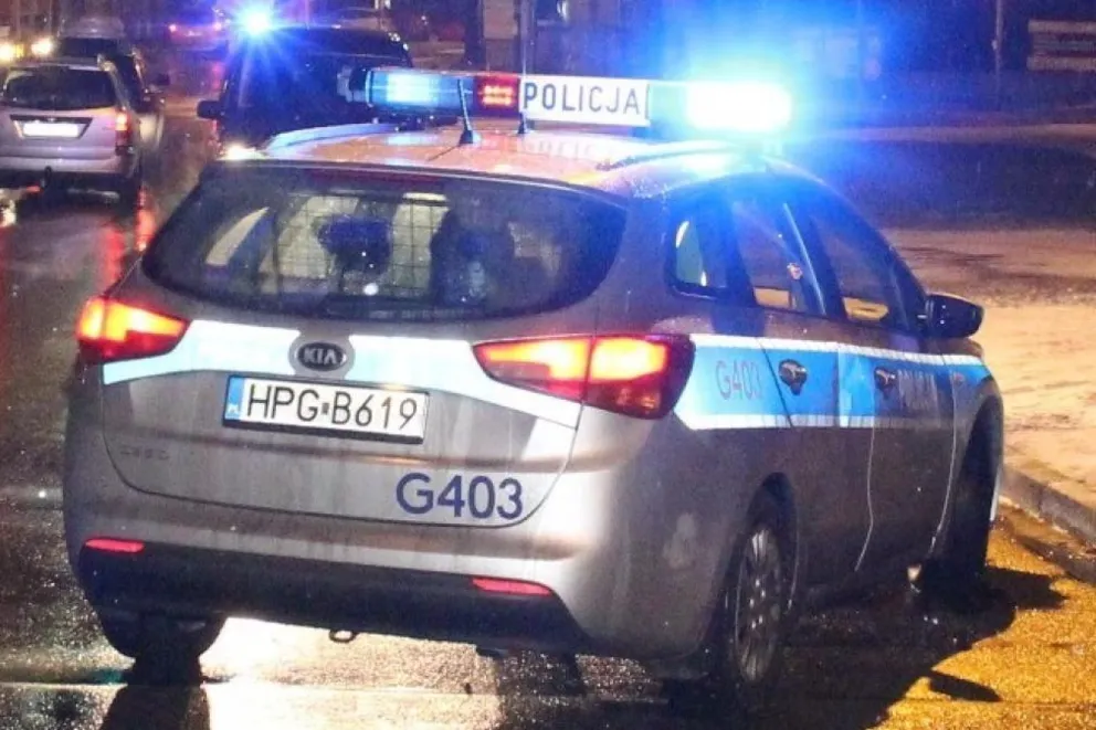 Policjanci z Oświęcimia zbili szybę, by uwolnić z auta roczne dziecko
