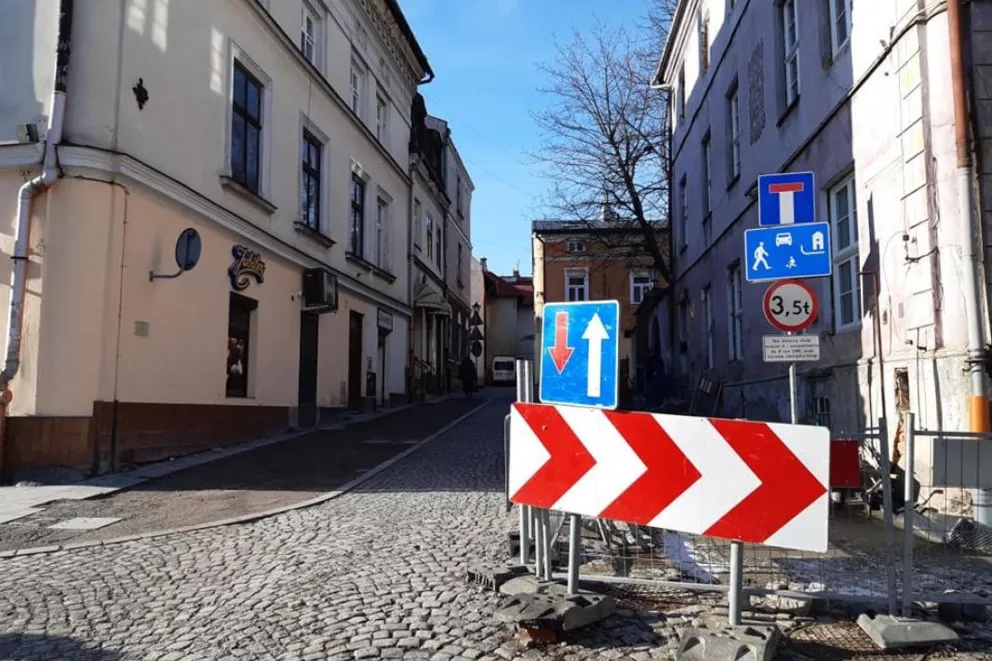 Tarnów: chodnik przy Bramie Pilzneńskiej w końcu zostanie odtworzony