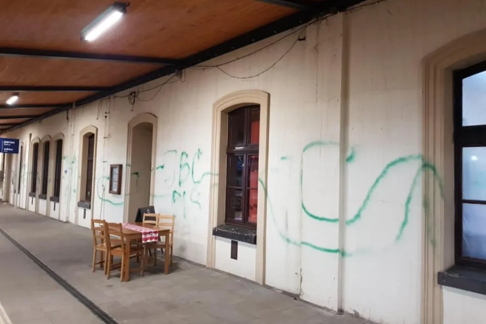 Policja szuka wandala, który zdewastował dworzec w Trzebini. ZDJĘCIA