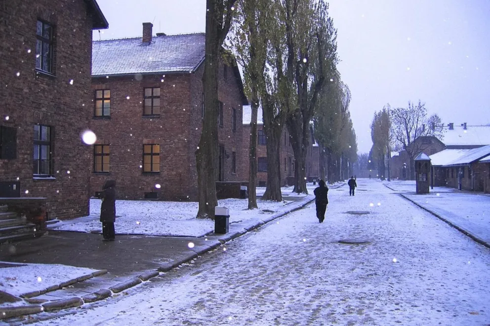Holenderka ukarana za "hajlowanie" przy bramie do byłego obozu