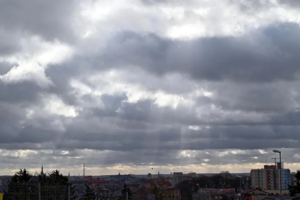 Synoptycy zapowiadają opady i silny wiatr, strażacy apelują, by zabezpieczyć przedmioty na balkonach