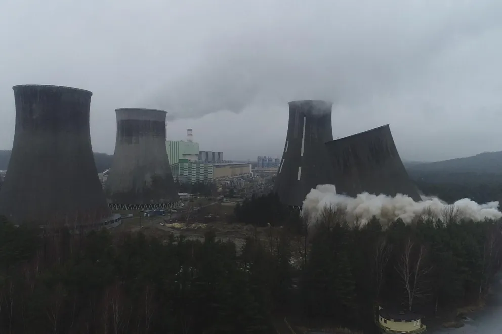 W elektrowni Siersza wysadzono w powietrze jedną z nieczynnych chłodni kominowych. WIDEO