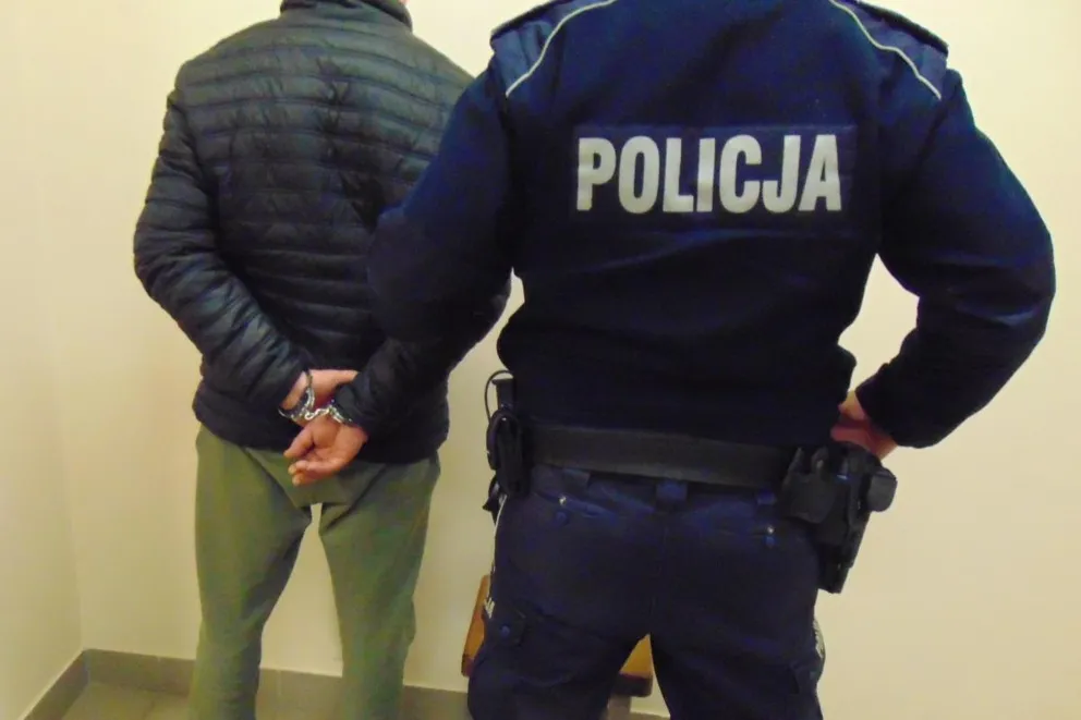 Oświęcim: 28-latek zaatakował butelką policjantów