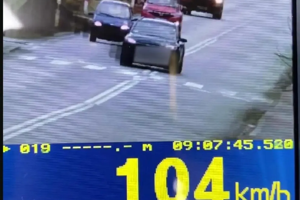 27-latek w Suchej Beskidzkiej wyprzedzał na przejściu dla pieszych, pędząc ponad 100 km/h