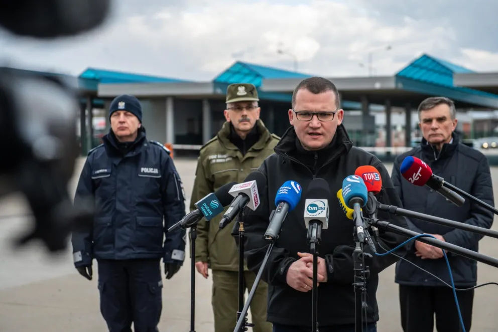 Szefernaker: granicę z Polską przekroczyło kolejne 15 tys. uchodźców z Ukrainy 