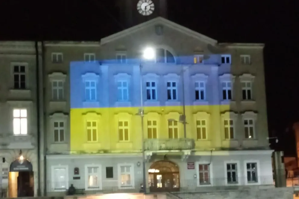 Wielka flaga Ukrainy na fasadzie gorlickiego ratusza