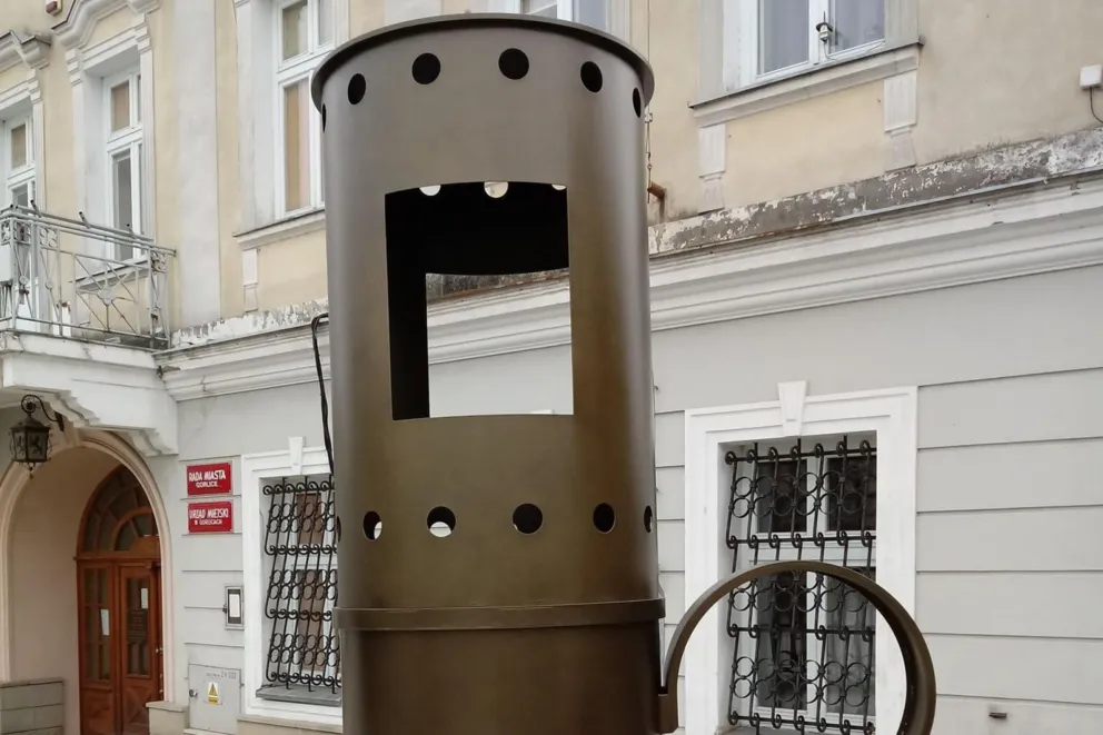 Przed gorlickim ratuszem stanęła replika lampy naftowej