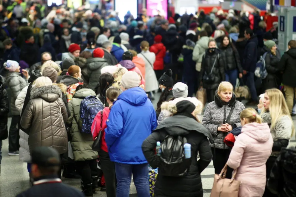 Uchodźcy coraz bardziej zmęczeni w oczekiwaniu na transport z dworca PKP