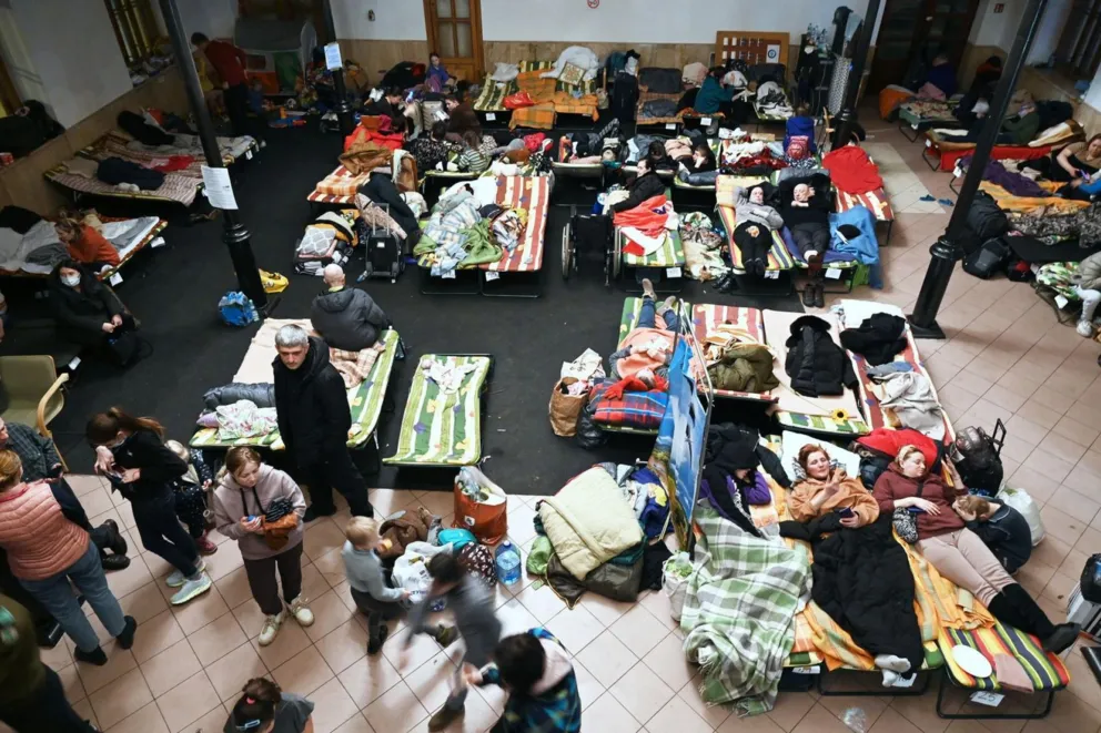 Tysiące uchodźców wojennych z Ukrainy na dworcu w Krakowie