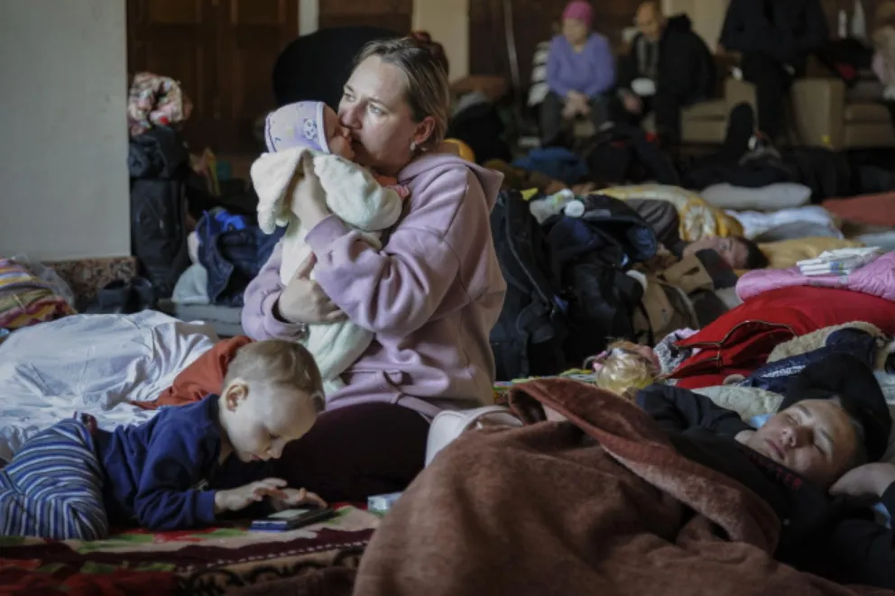 Lwów: Na dworzec kolejowy przyjeżdżają uchodźcy z całej Ukrainy