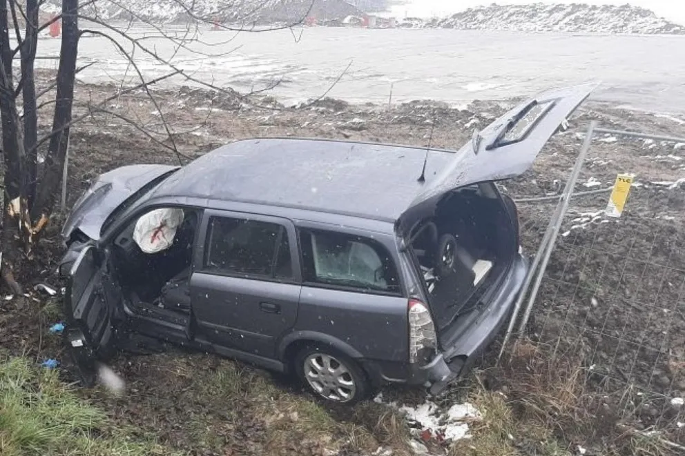 20-latek wypadł z drogi w Brzeszczach. Był pijany